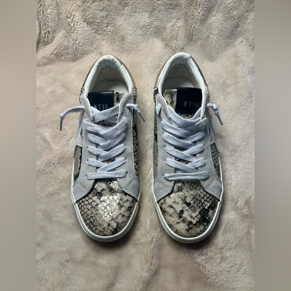 Steve Madden Philosophy White Sneaker skin snake texture star brown gold 8.5 - Picture 2 of 7